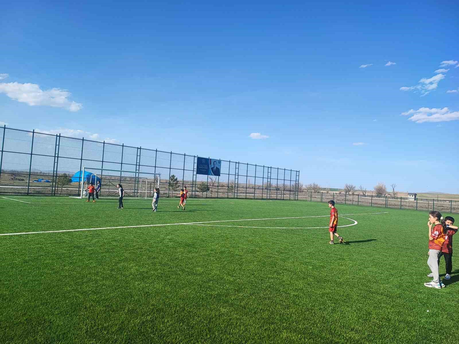 Mahmudiye&rsquo;de GSB Spor Okulları K&uuml;&ccedil;&uuml;kler Atletizm antrenmanları s&uuml;r&uuml;yor
