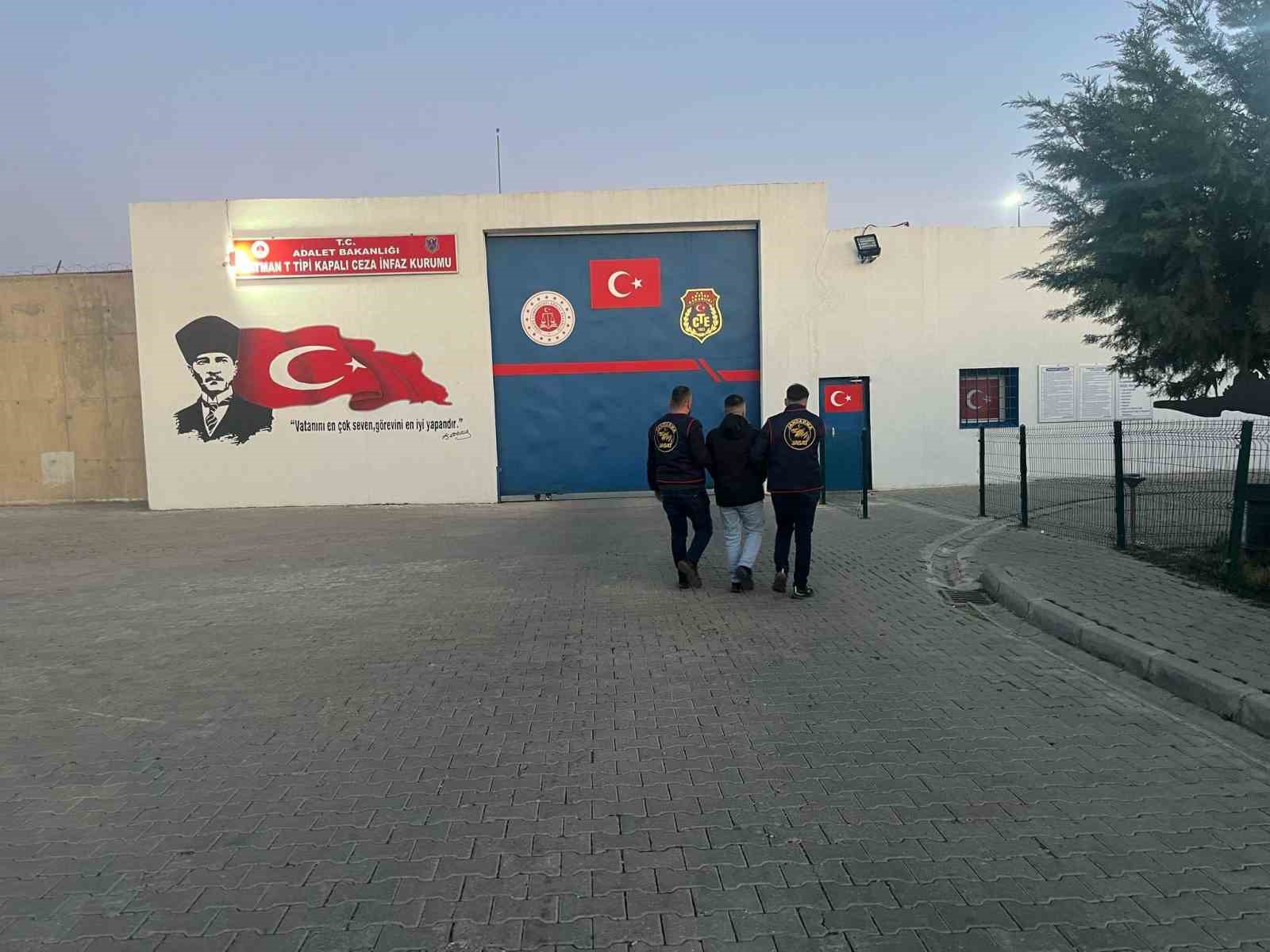 Yakalanmamak i&ccedil;in sahte kimlik kullanıp s&uuml;rekli imaj değiştirdi, jandarmadan ka&ccedil;amadı
