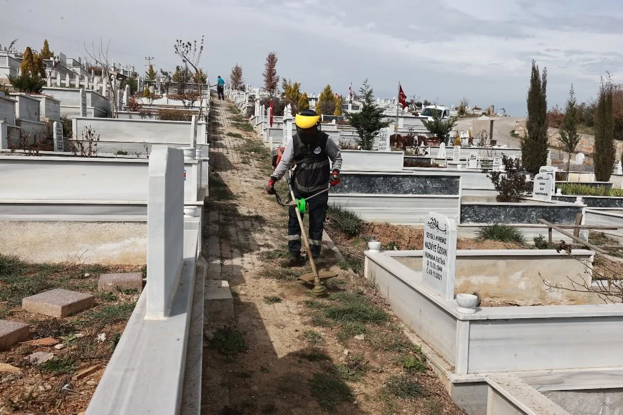 Bayram öncesinde mezarlıklarda temizlik çalışması