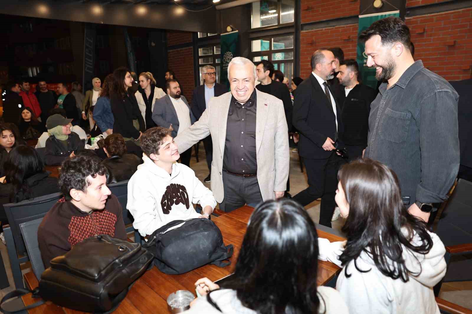 Başkan Şadi &Ouml;zdemir &uuml;niversite &ouml;ğrencileriyle sahurda buluştu
