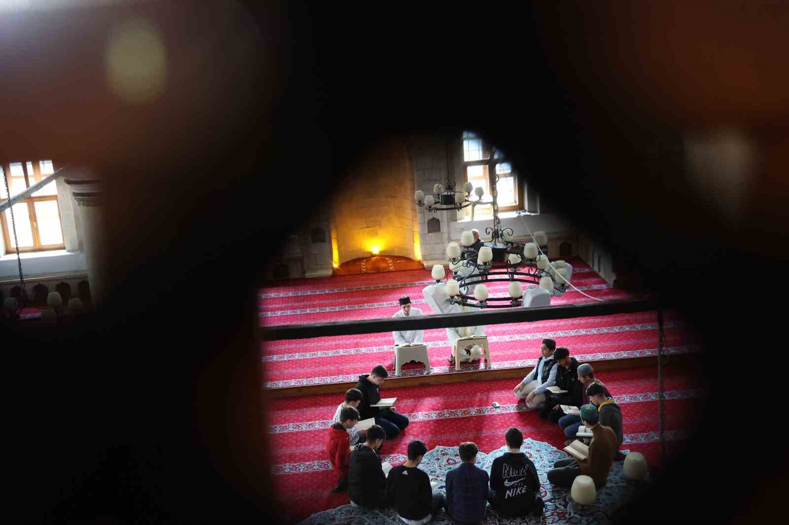 14 asırlık mukabele geleneğini genç hafızlar sürdürüyor