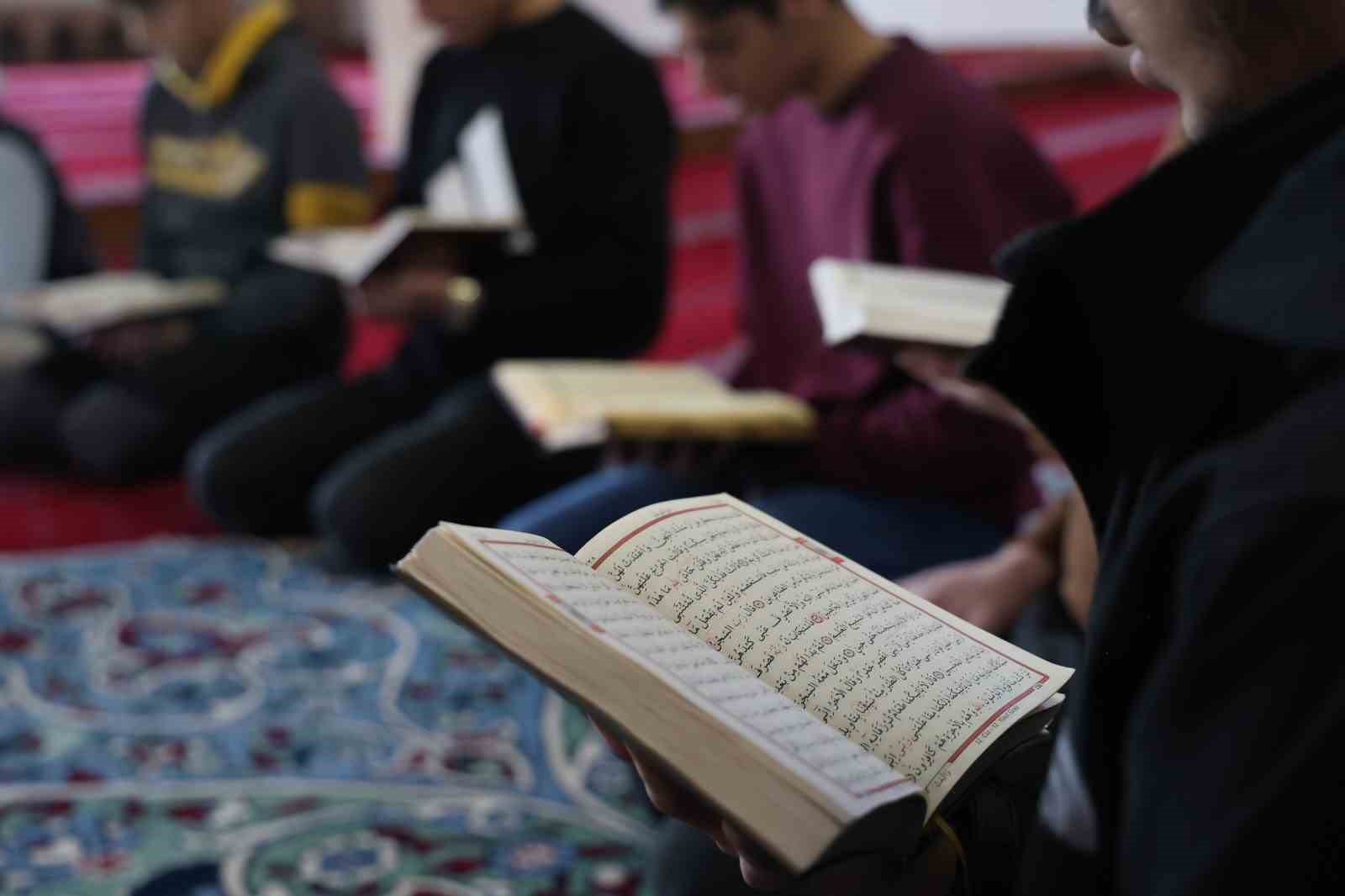 14 asırlık mukabele geleneğini genç hafızlar sürdürüyor