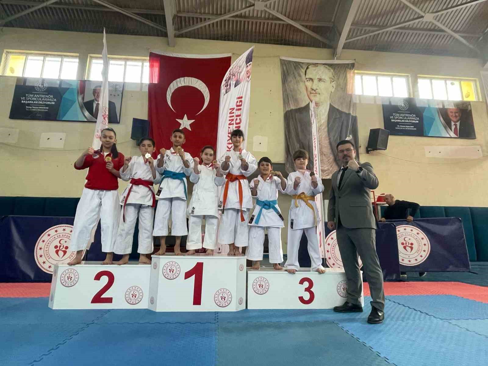 35 sporcu şampiyon olmak i&ccedil;in tatamiye &ccedil;ıktı
