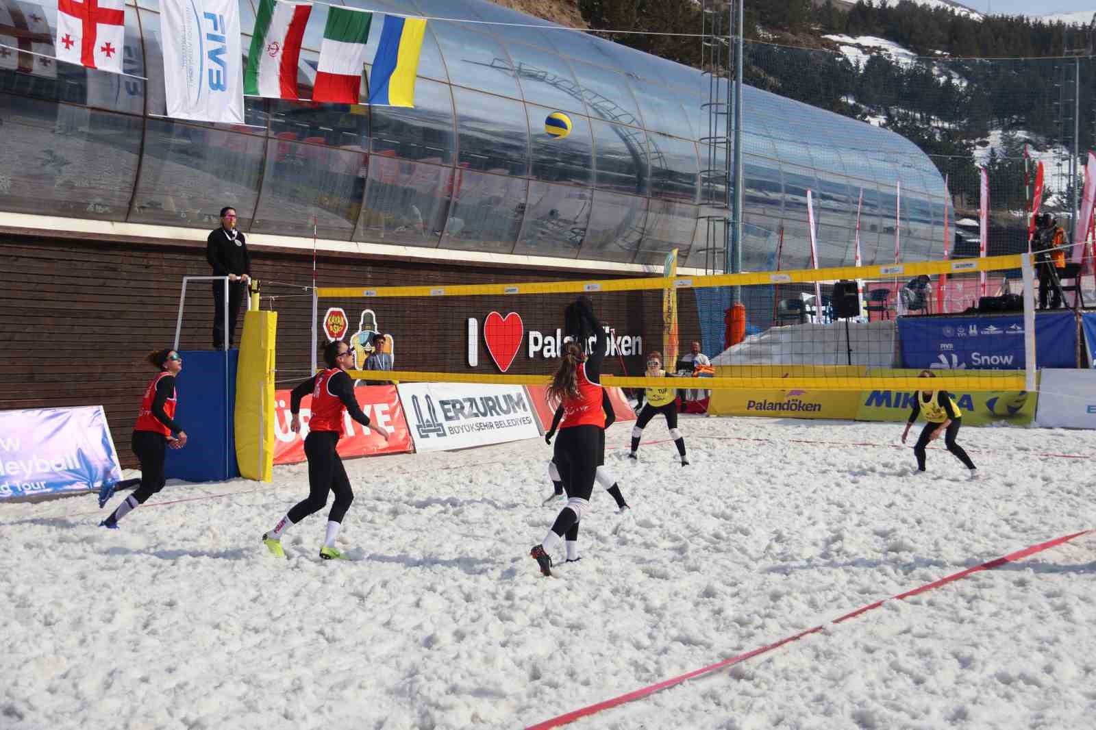 Paland&ouml;ken Kayak Merkezi&rsquo;nde kar voleybolu coşkusu
