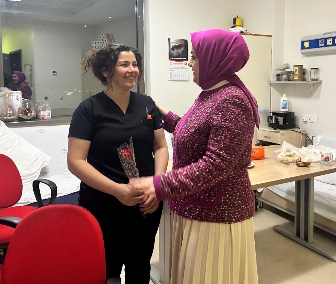 Milletvekili Ün’den Tıp Bayramında sağlıkçılara çiçekli kutlama