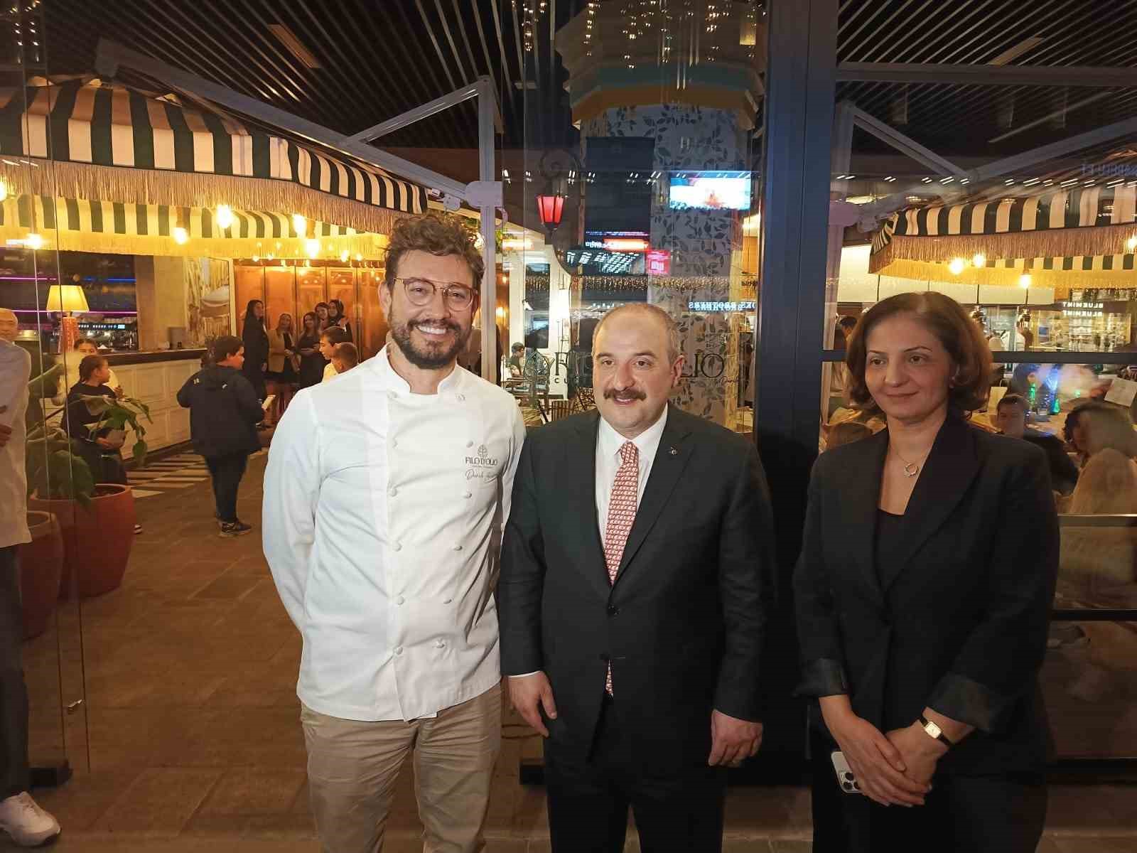 Mustafa Varank ve İtalyan şef Danilo, koruma altındaki çocuklarla iftarda buluştu