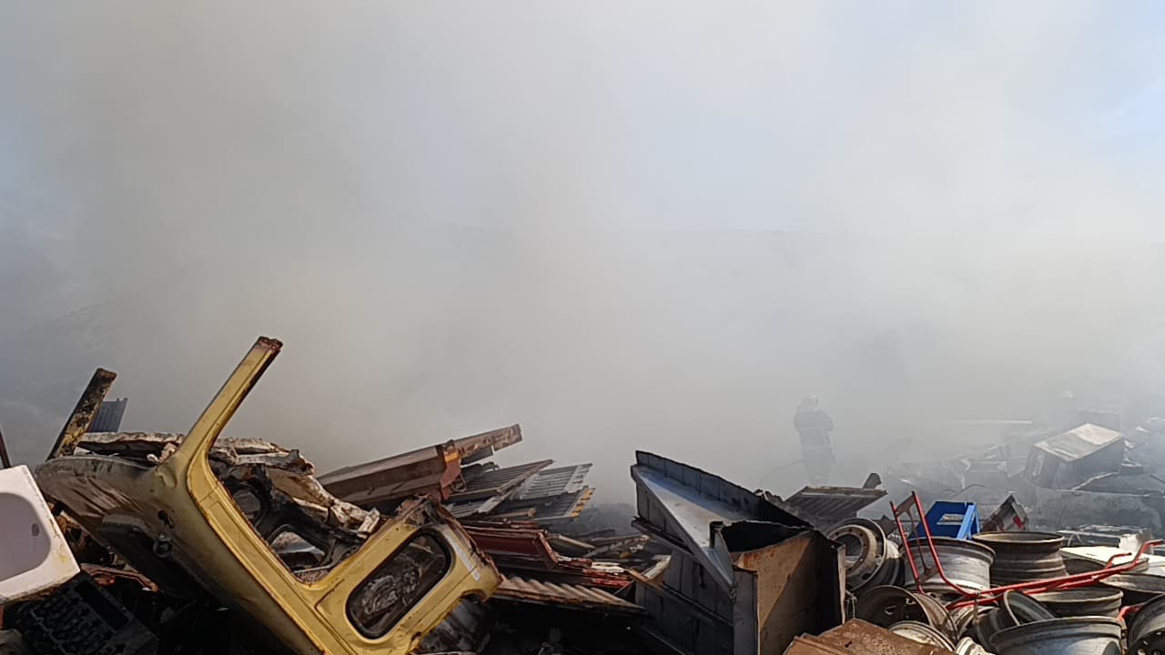 Çalıları yakarken, hurda tesisini yaktı