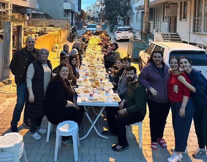 Bandırma’da geleneksel mahalle iftarı düzenlendi