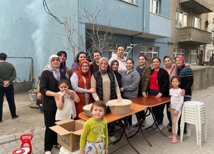 Bandırma&rsquo;da geleneksel mahalle iftarı d&uuml;zenlendi
