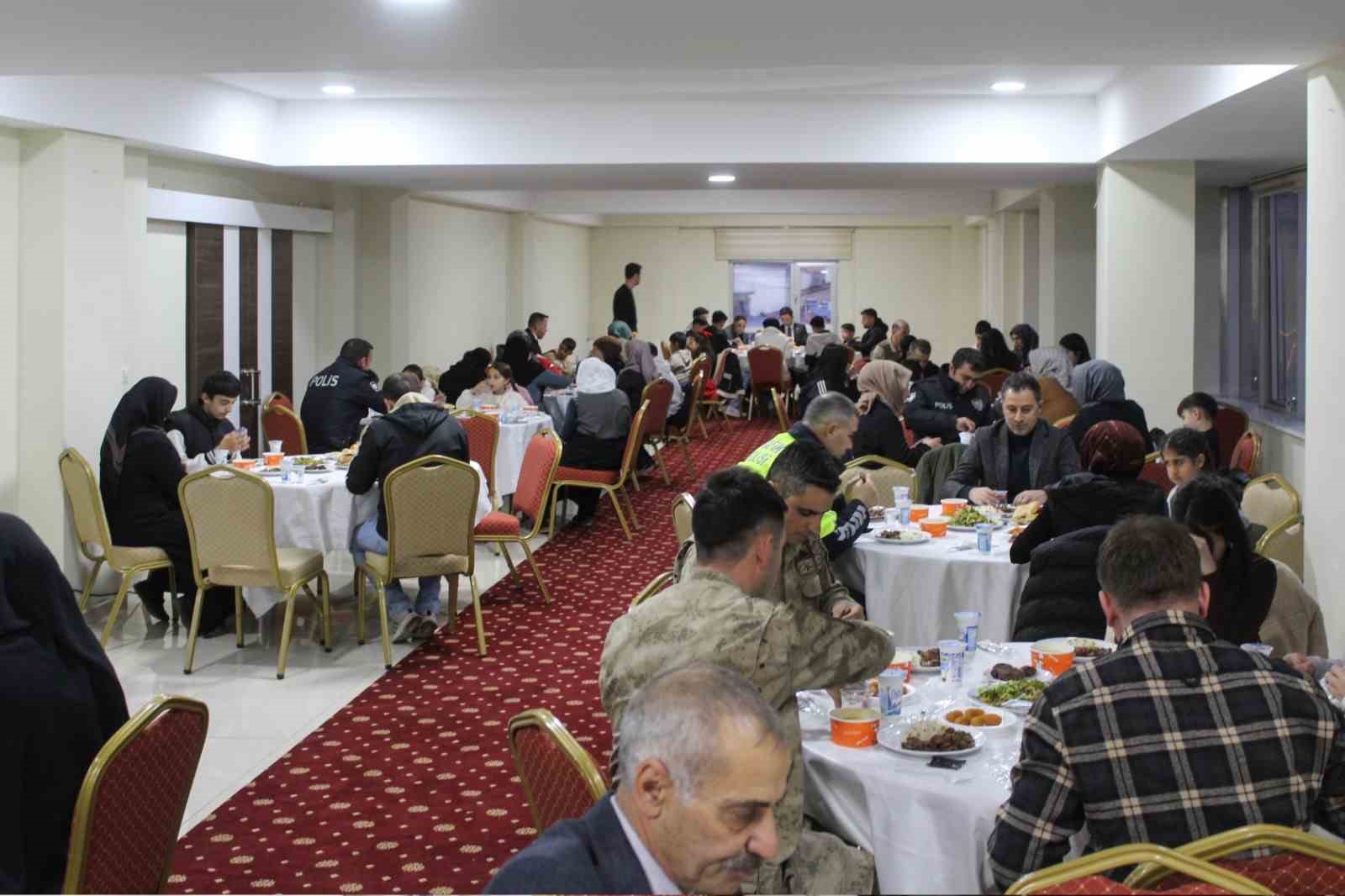 Gen&ccedil; Kaymakamı G&uuml;zel, SYDV tarafından desteklenen ailelerle iftar a&ccedil;tı
