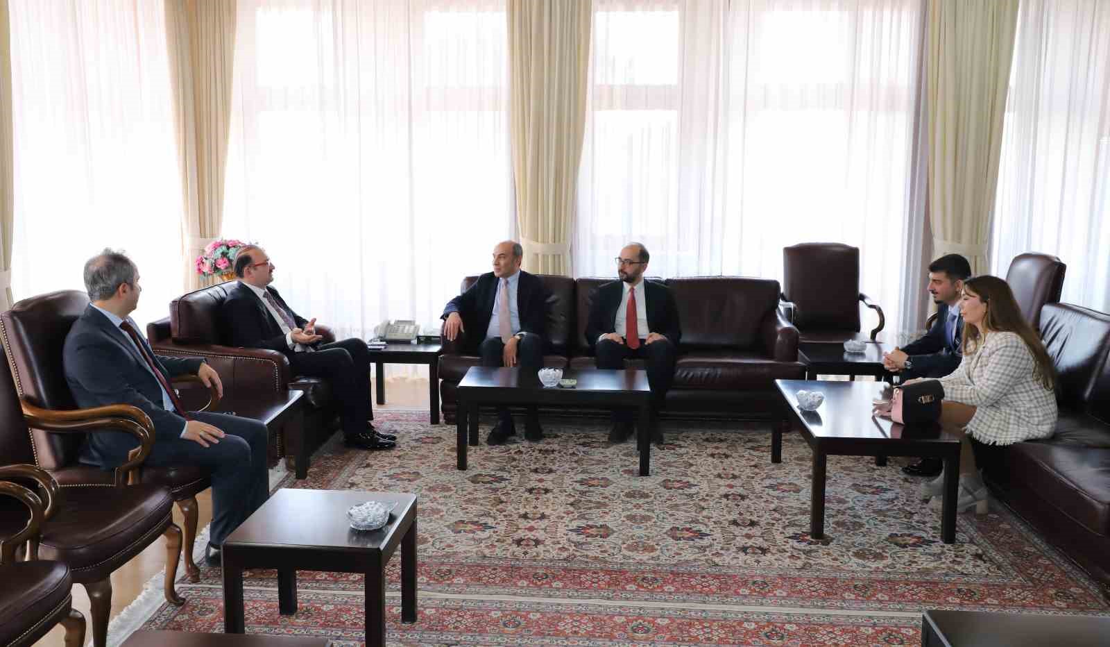 İletişim Fak&uuml;ltesinde "Bilişim &ccedil;ağında dezenformasyon" s&ouml;yleşisi
