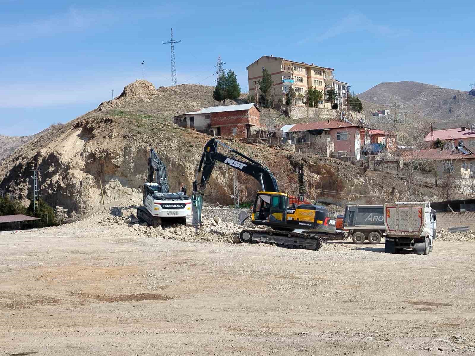 Keban&rsquo;da molozlar il&ccedil;e dışına taşınıyor
