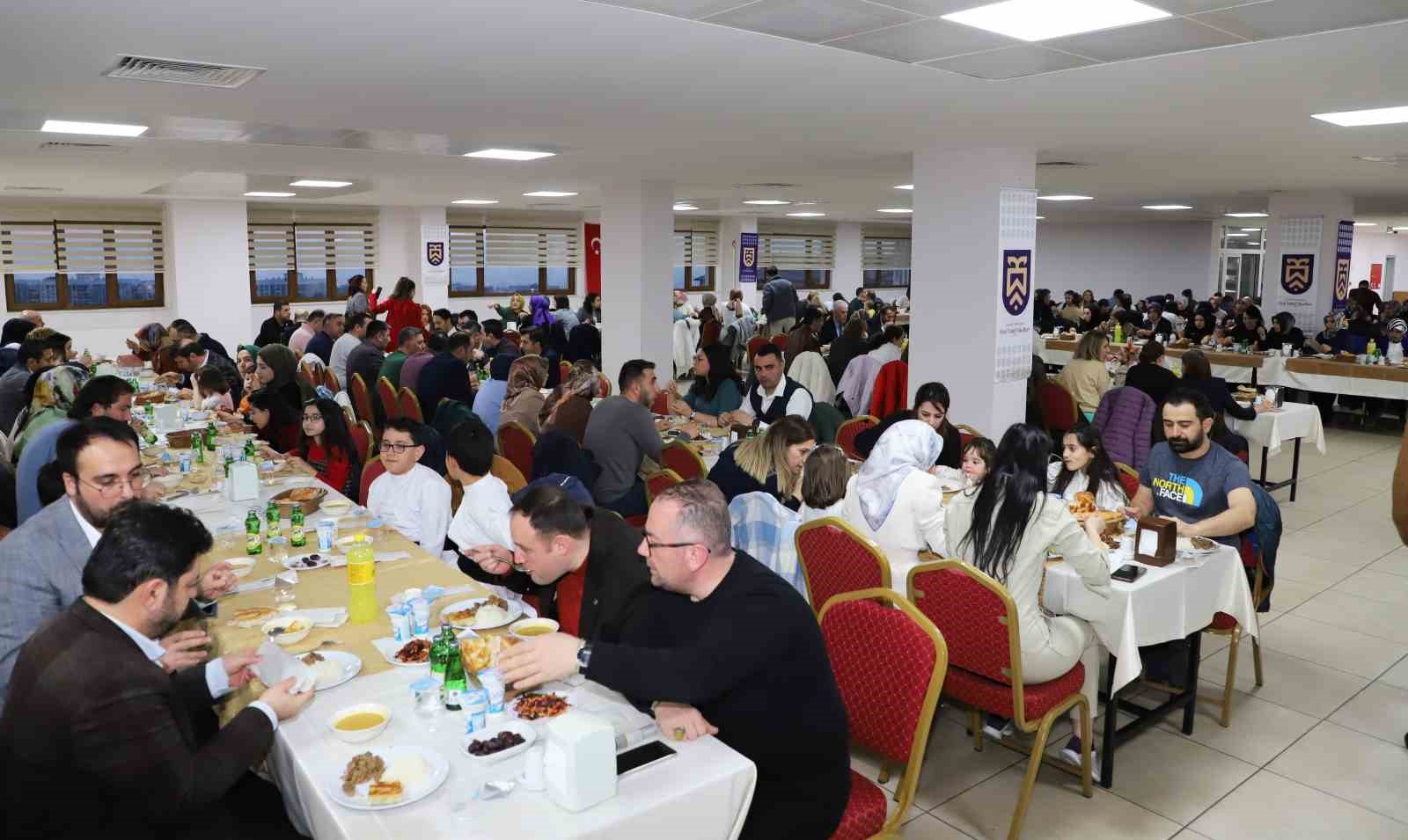 Rekt&ouml;r Hacım&uuml;ft&uuml;oğlu, &Ouml;zel vakıf okulları tarafından d&uuml;zenlenen iftar programına katıldı
