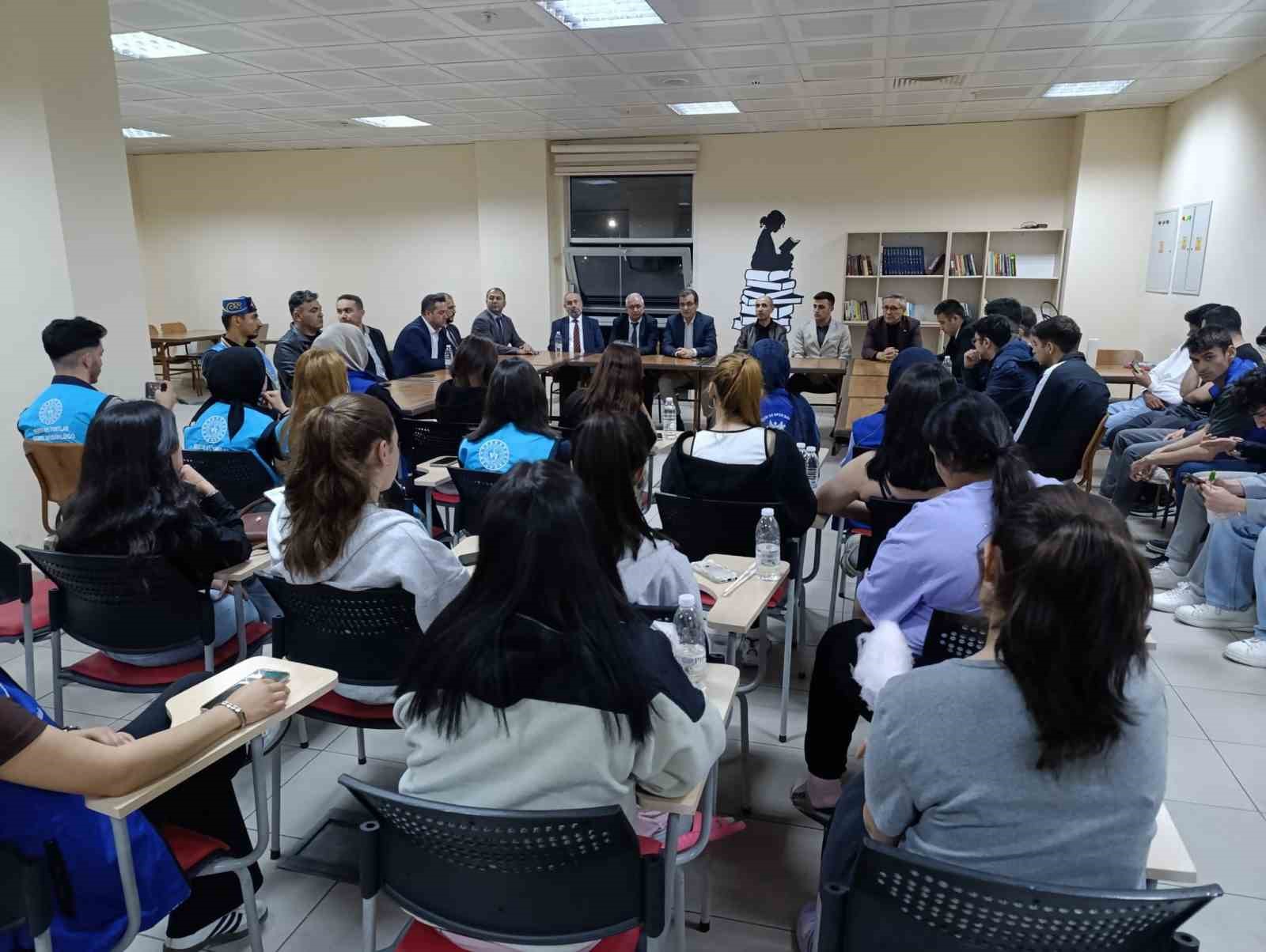 Salihli Kaymakamı Güldoğan, öğrencilerle iftar yaptı