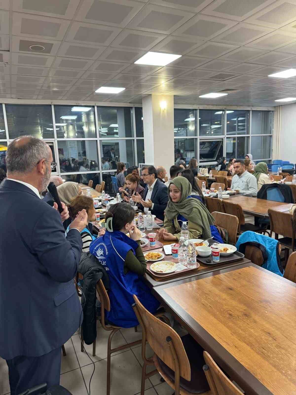 Salihli Kaymakamı G&uuml;ldoğan, &ouml;ğrencilerle iftar yaptı
