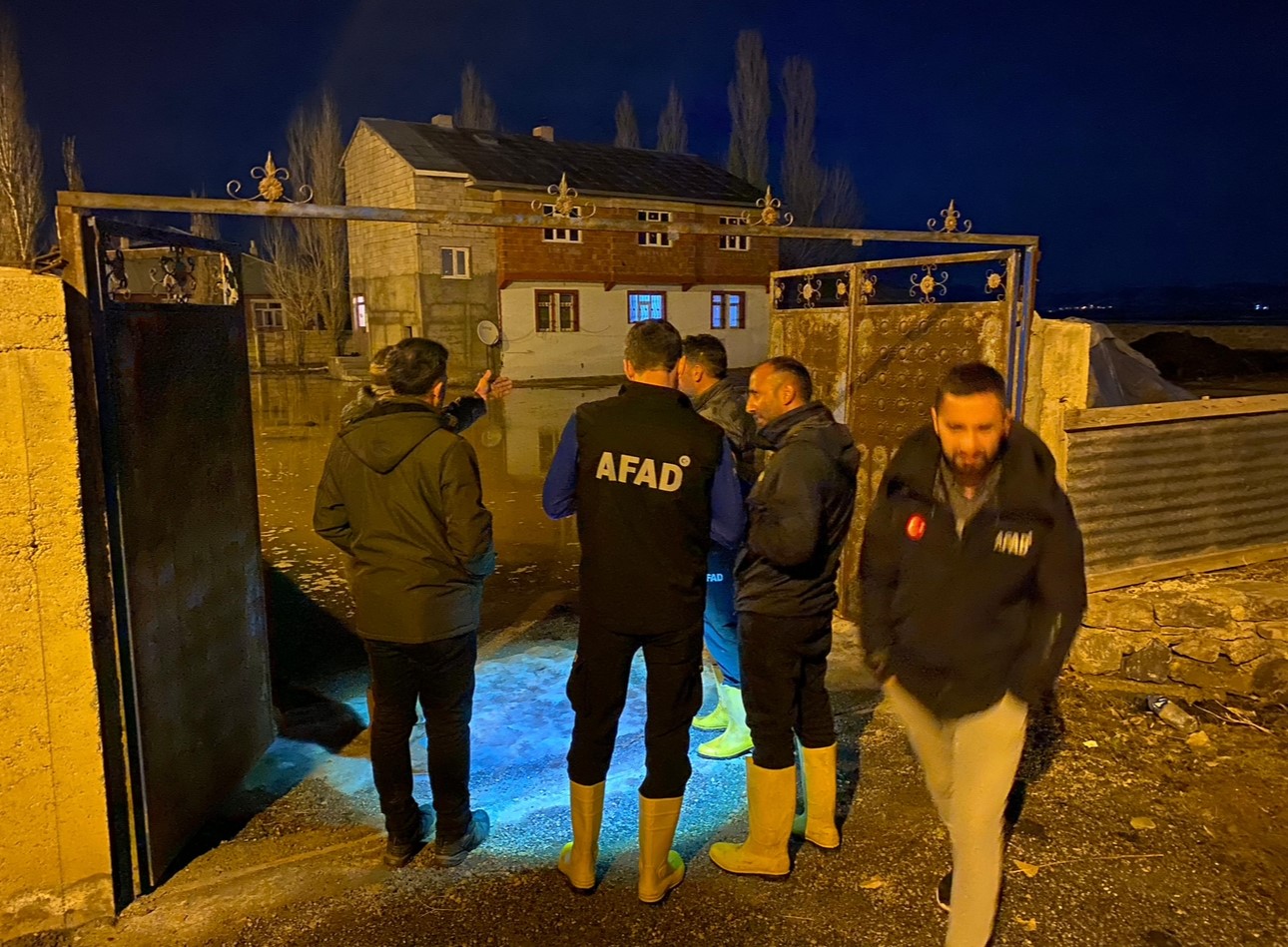 Ağrı&rsquo;da kar erimesi sonucu evler ve ahırlar su altında kaldı
