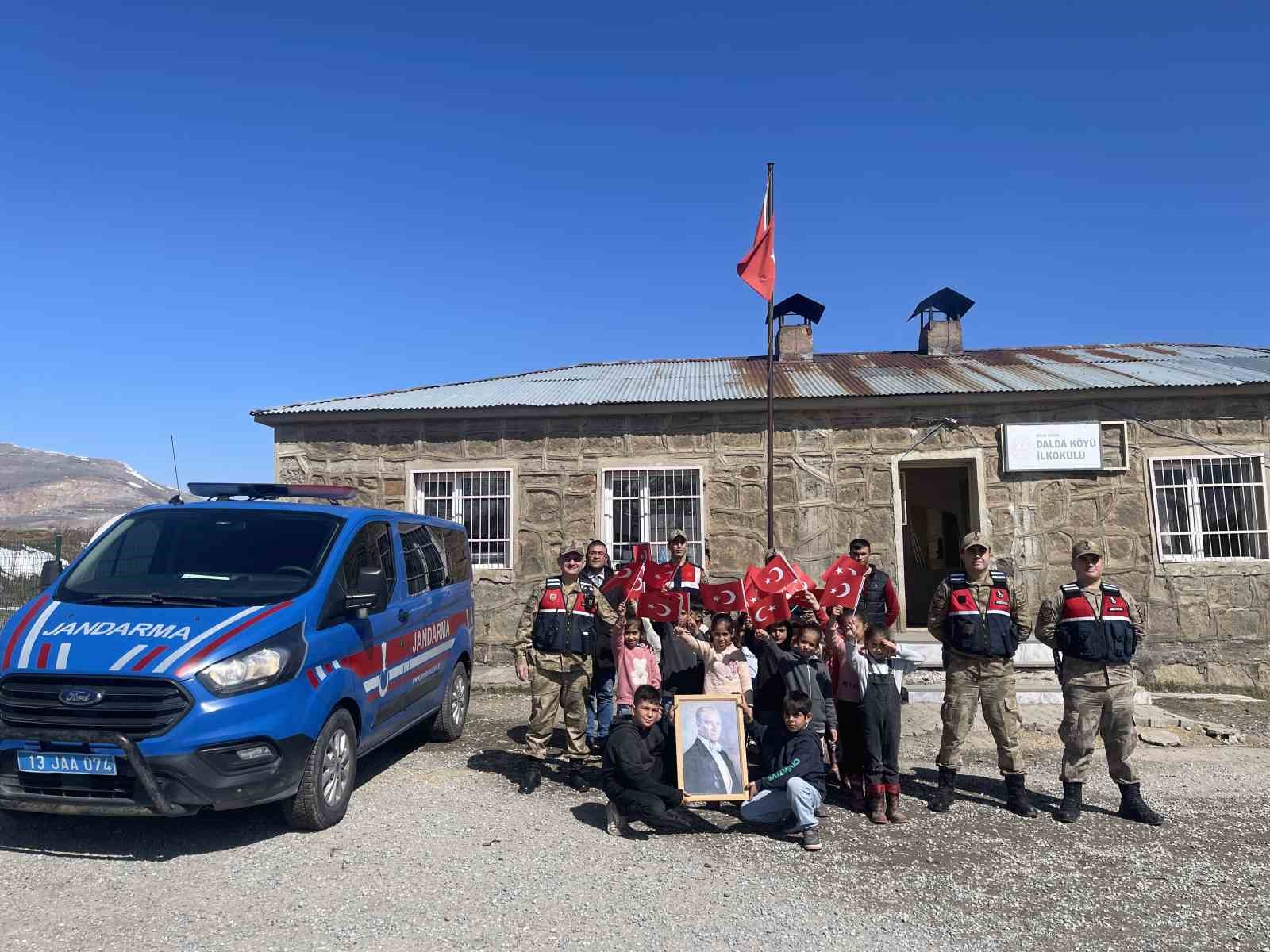 Tatvan&rsquo;da jandarmadan &ouml;ğrencilere anlamlı destek
