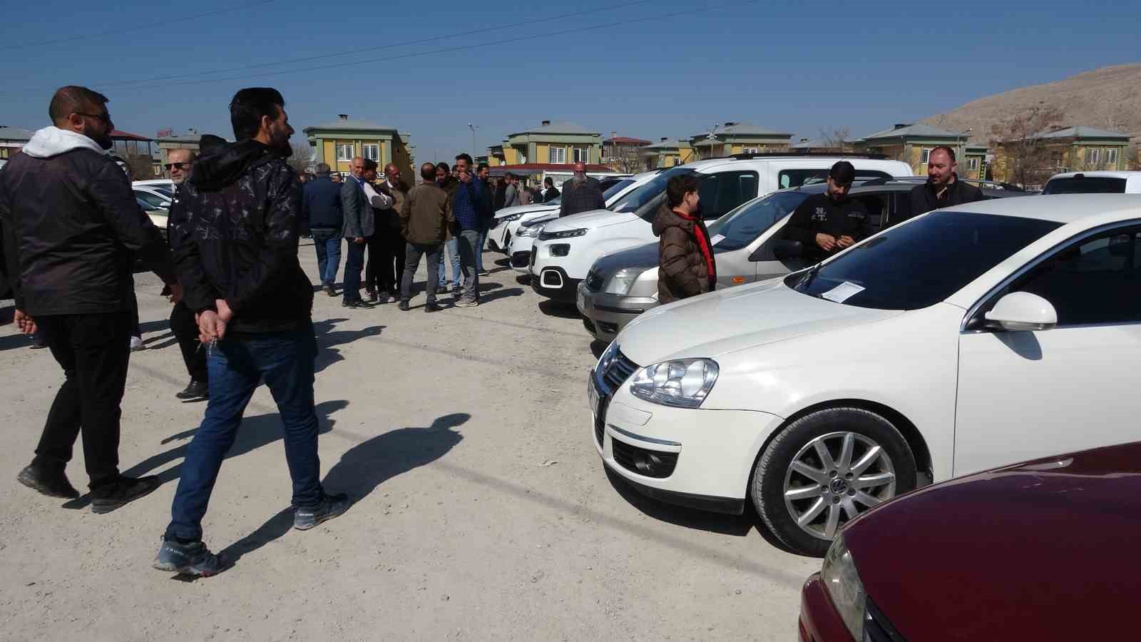 Van’daki açık oto pazarında Ramazan kalabalığı