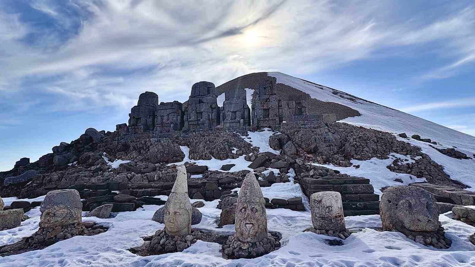Nemrut Dağı&rsquo;nın bu yılki ilk misafirleri rehberler oldu
