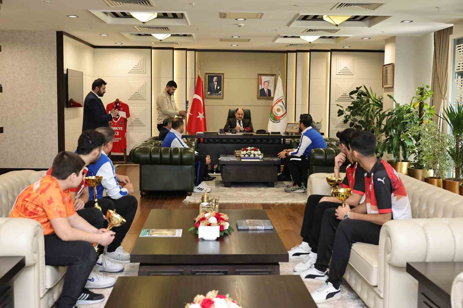 Şampiyonluklarını G&uuml;lpınar&rsquo;a armağan ettiler
