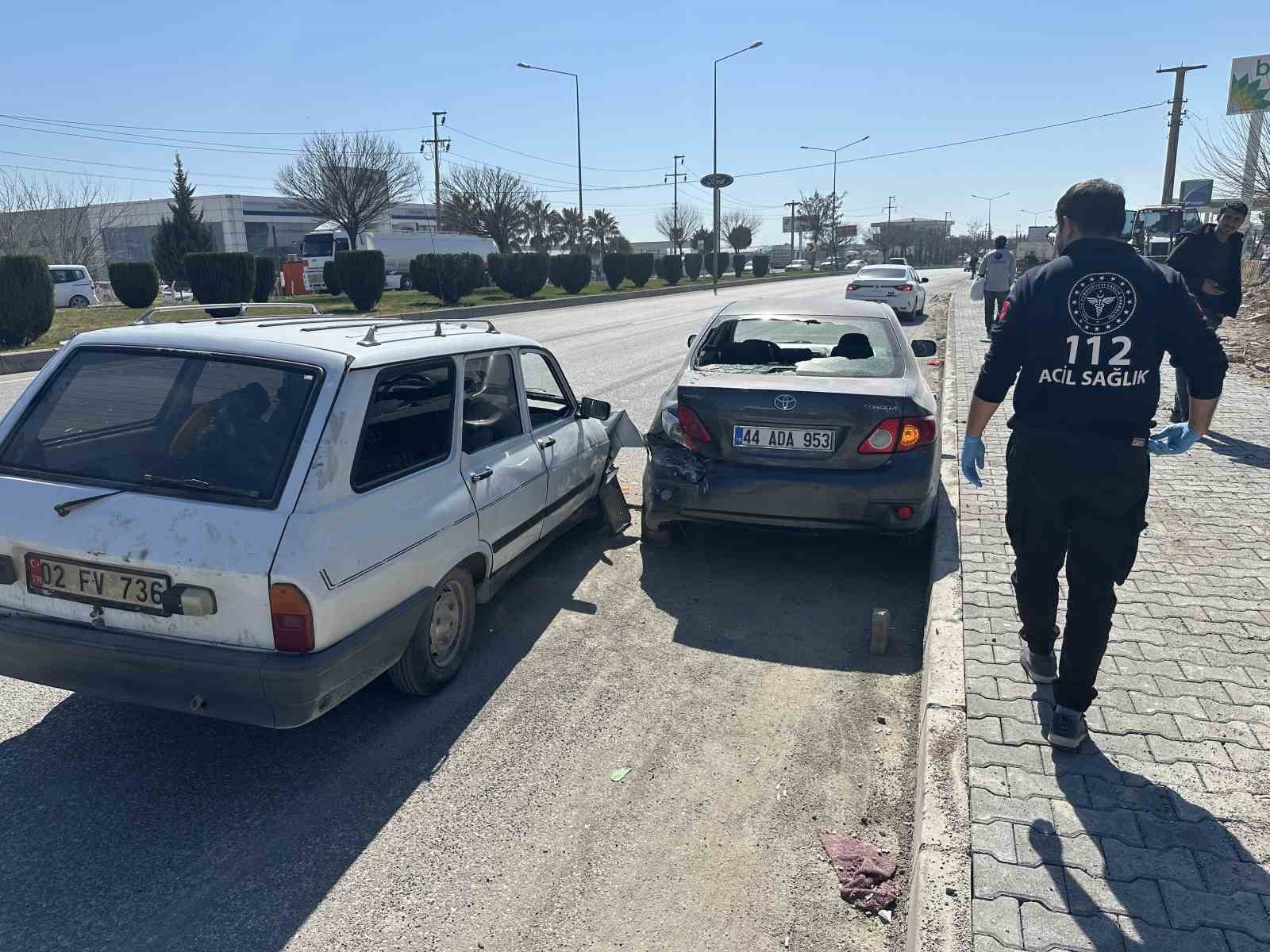 Otomobil park halindeki araca &ccedil;arptı: 1 yaralı
