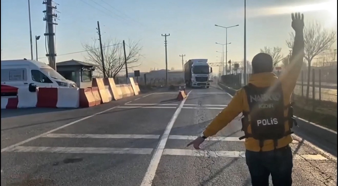 Iğdır&rsquo;da yangın t&uuml;plerine gizlenmiş 11 kilo 150 gram eroin ele ge&ccedil;irildi
