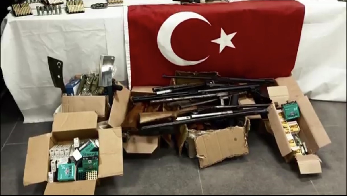 Malazgirt&rsquo;te silah ve m&uuml;himmat ele ge&ccedil;irildi
