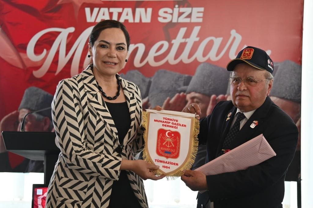 Gazilere milli bayram kıyafeti hediye edildi
