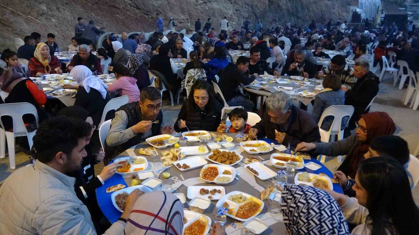 İmece usul&uuml; odun ateşinde kazanlar kaynadı iftar yapıldı
