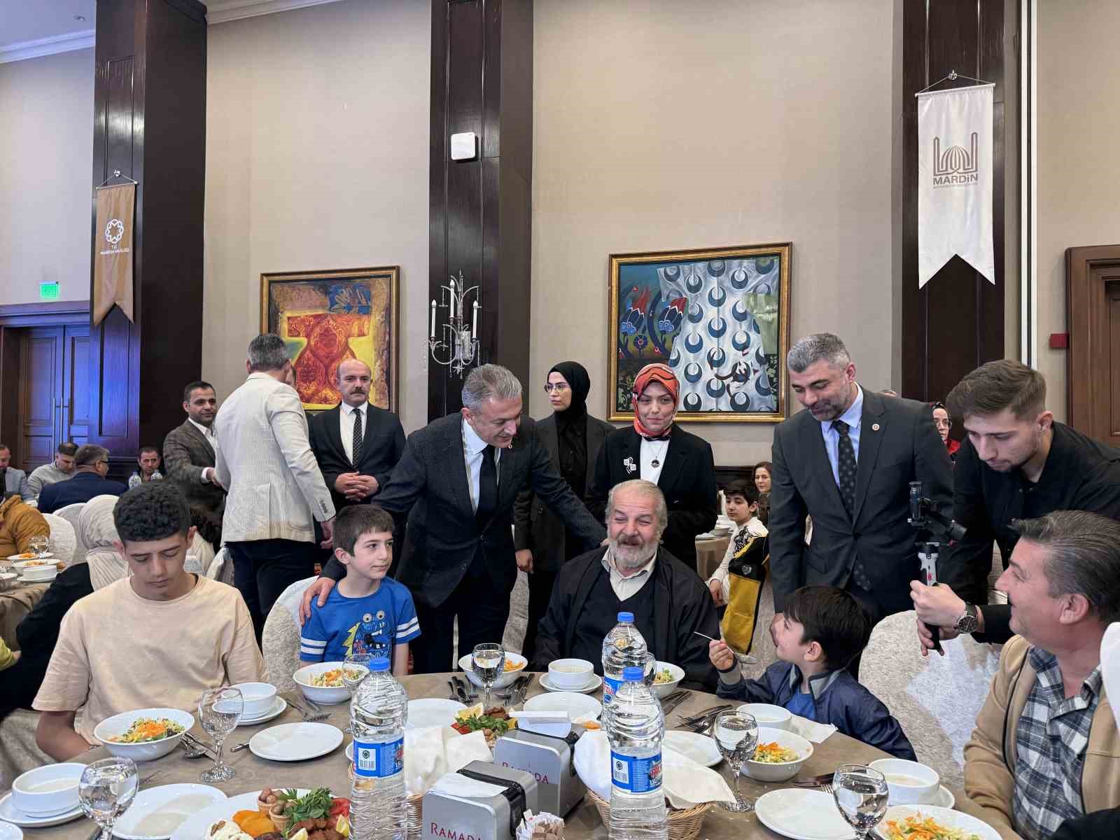 Vali Akkoyun, yetim ve &ouml;ks&uuml;z &ccedil;ocuklarla iftar sofrasında buluştu
