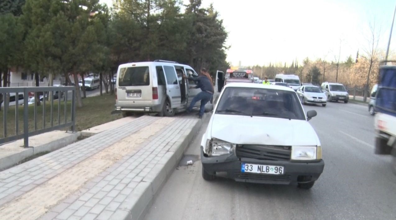 Gaziantep’te korkutan kaza: Araç köprüde asılı kaldı