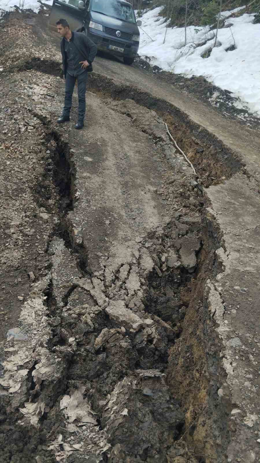 Kastamonu’da heyelan sebebiyle yol çöktü
