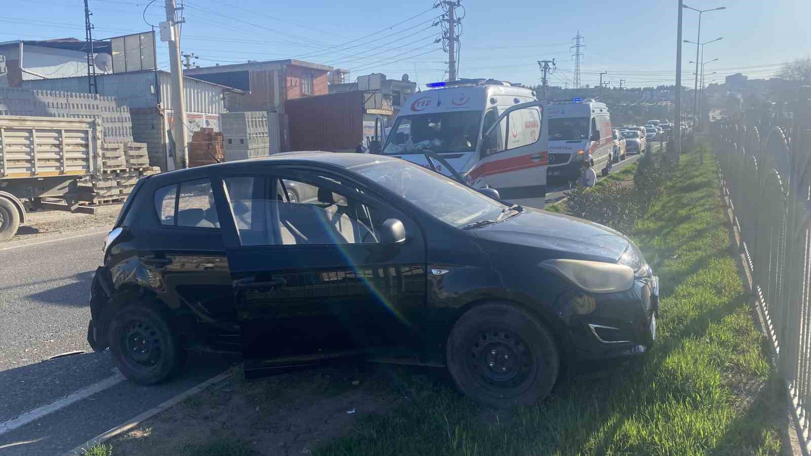 Diyarbakır’da minibüs otomobile çarptı: 3’ü çocuk 6 yaralı
