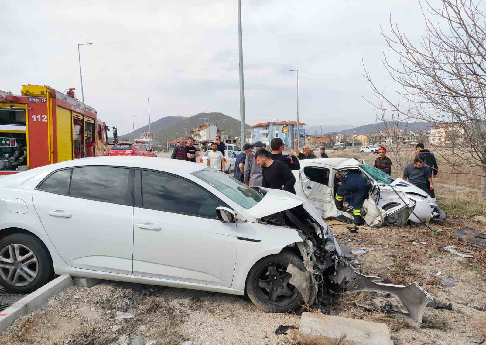 Isparta’da iki otomobilin kafa kafaya çarpıştı: 2 ölü, 3 yaralı