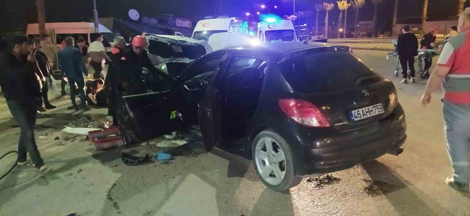 Kahramanmaraş&rsquo;ta otomobiller &ccedil;arpıştı: 1&rsquo;i ağır 5 yaralı
