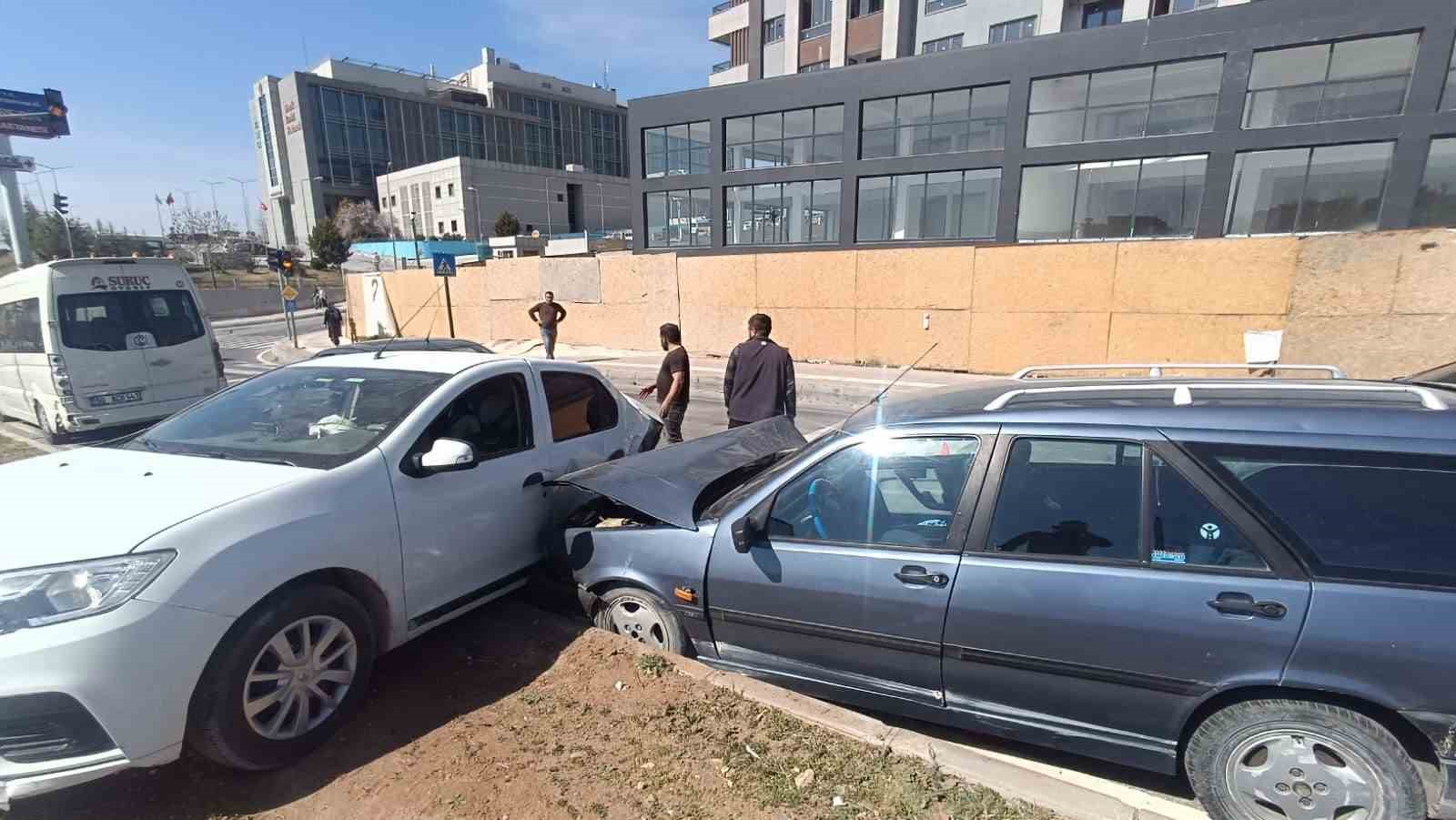 Zincirleme kazada 2 kişi yaralandı
