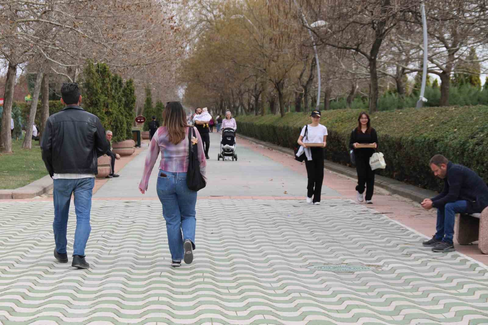 Eskişehirliler g&uuml;zel havanın tadını &ccedil;ıkardı
