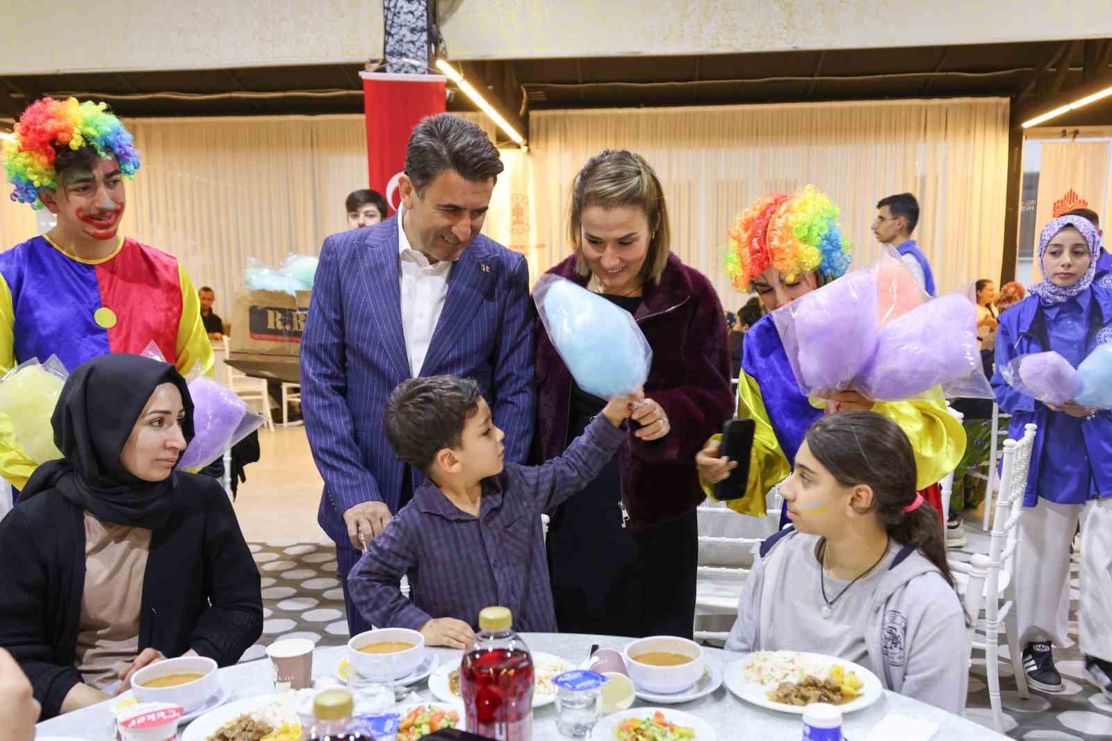 Vali Aygöl, çocuklarla yakından ilgilendi