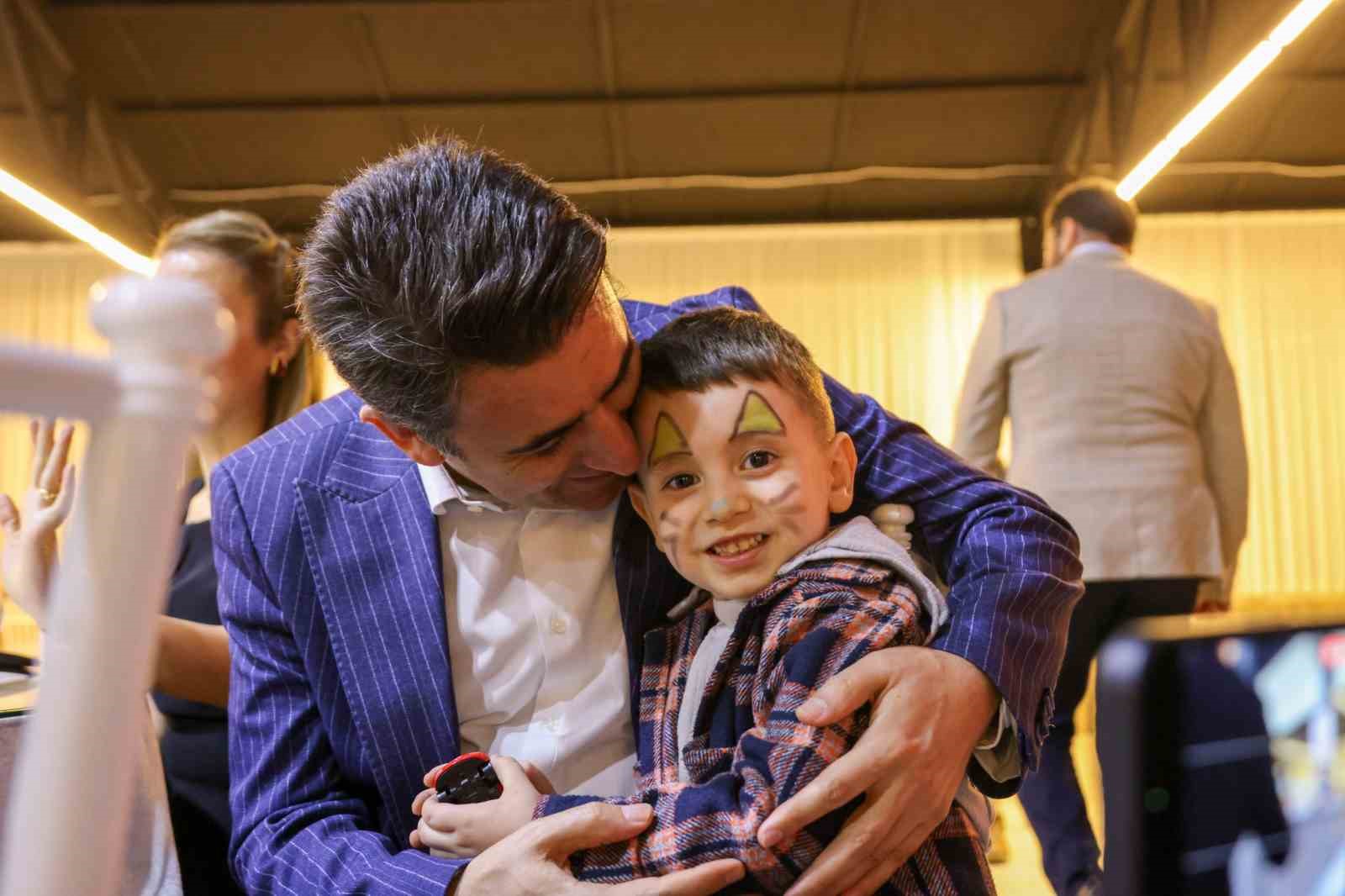 Vali Ayg&ouml;l, &ccedil;ocuklarla yakından ilgilendi
