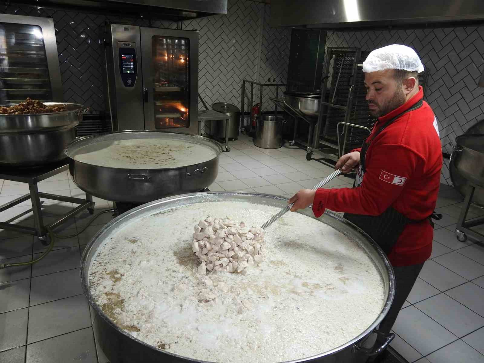 T&uuml;rk Kızılay Gaziantep Şubesi&rsquo;nden 9 bin 200 kişiye sıcak yemek
