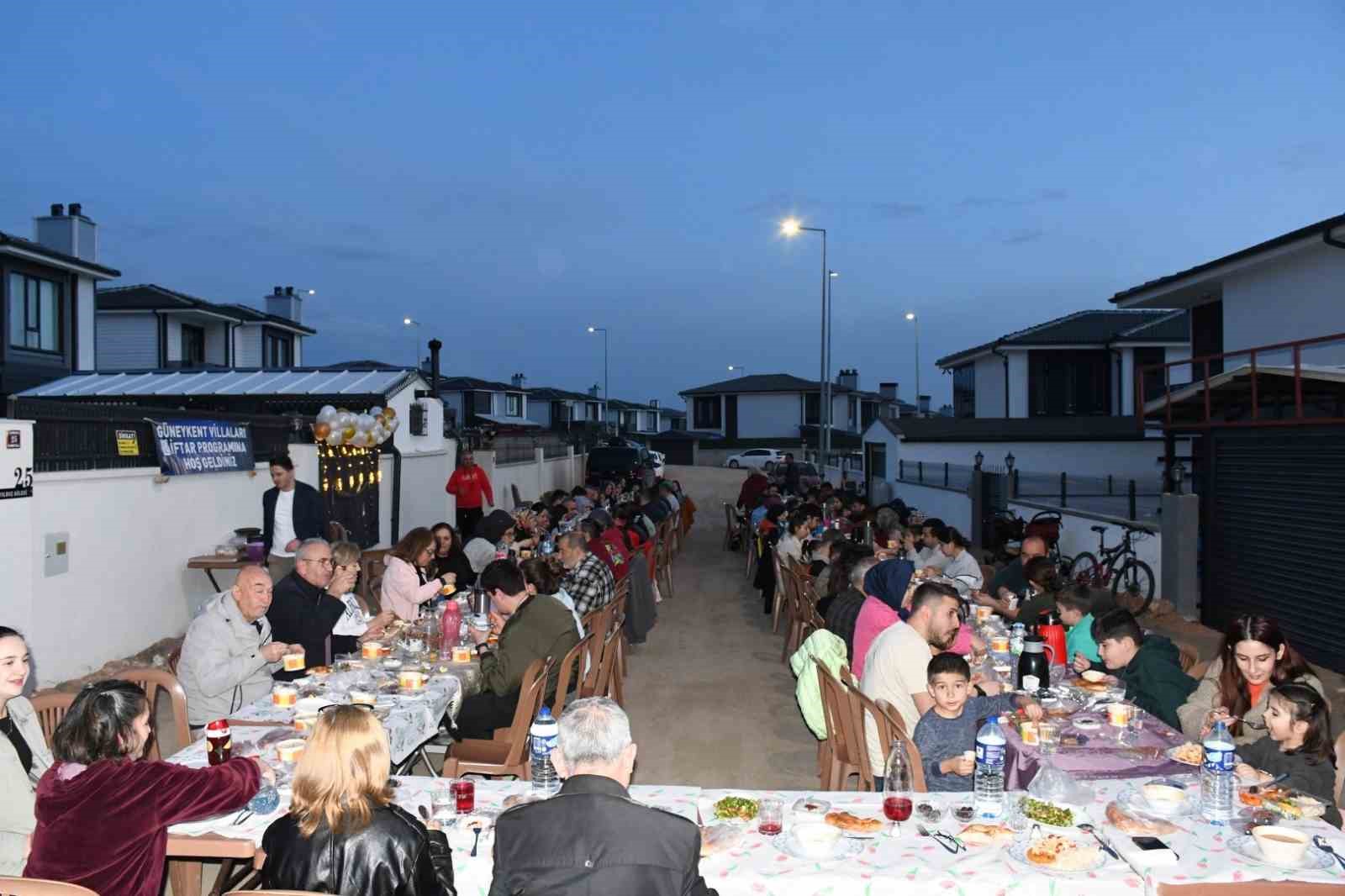 Mahalle sakinleri imece usul&uuml; sokakta toplu iftar yaptı
