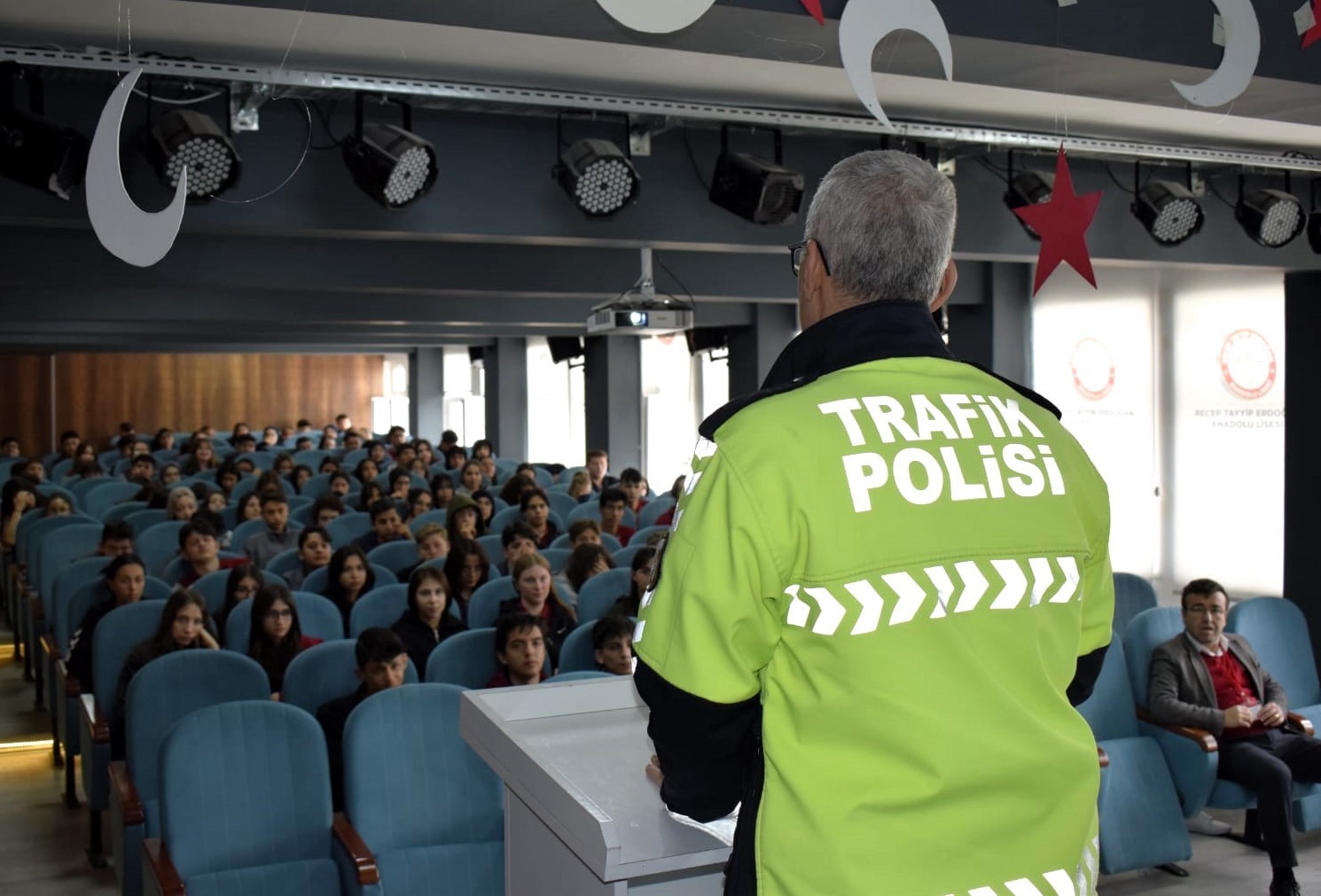 Polis ekipleri öğrencileri bilgilendirdi