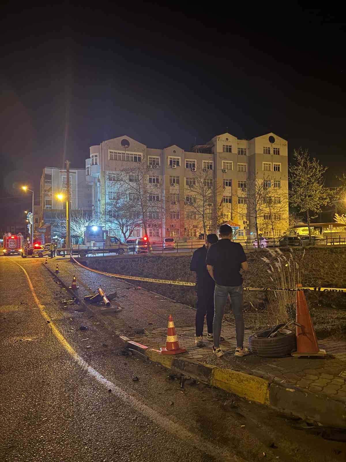 Erzin’de limon yüklü kamyonet çarpışmayla dereye devrildi