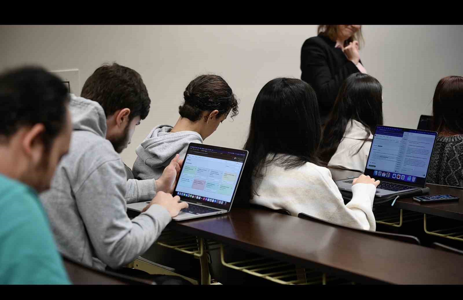 Bahçeşehir Üniversitesi’nde yapay zeka destekli chatbotlarla "Bilişim Girişimciliği" dersi