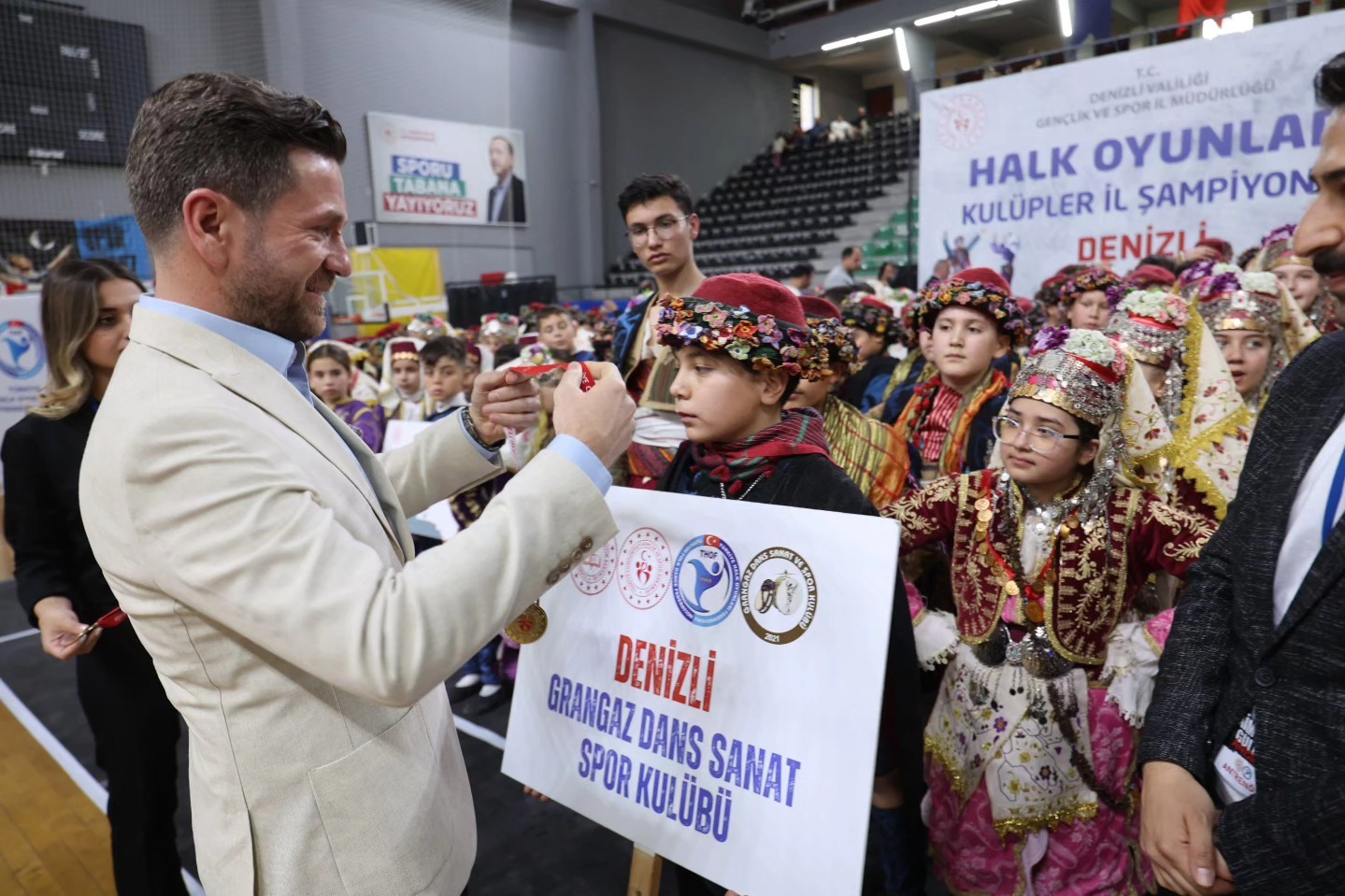 Tavas Belediyesispor Kul&uuml;b&uuml; halk oyunlarında zirvede
