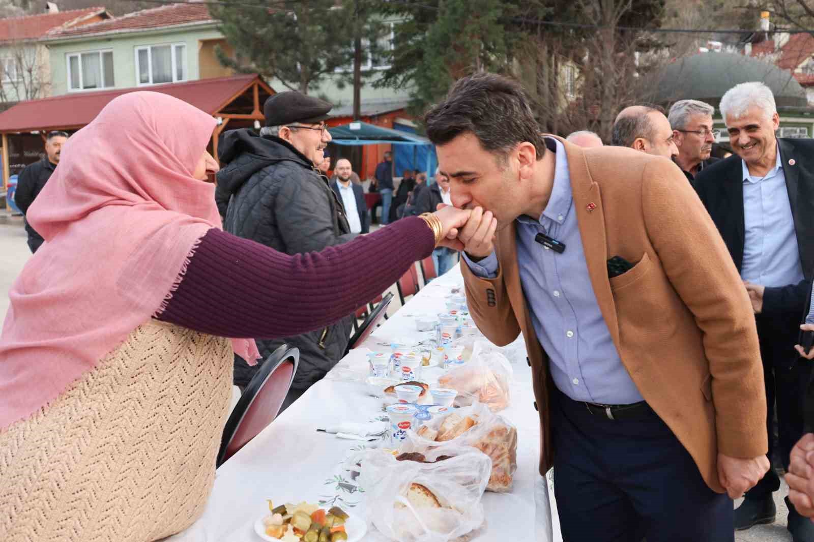 Karak&ouml;y&rsquo;de vatandaşlarla bir araya geldi
