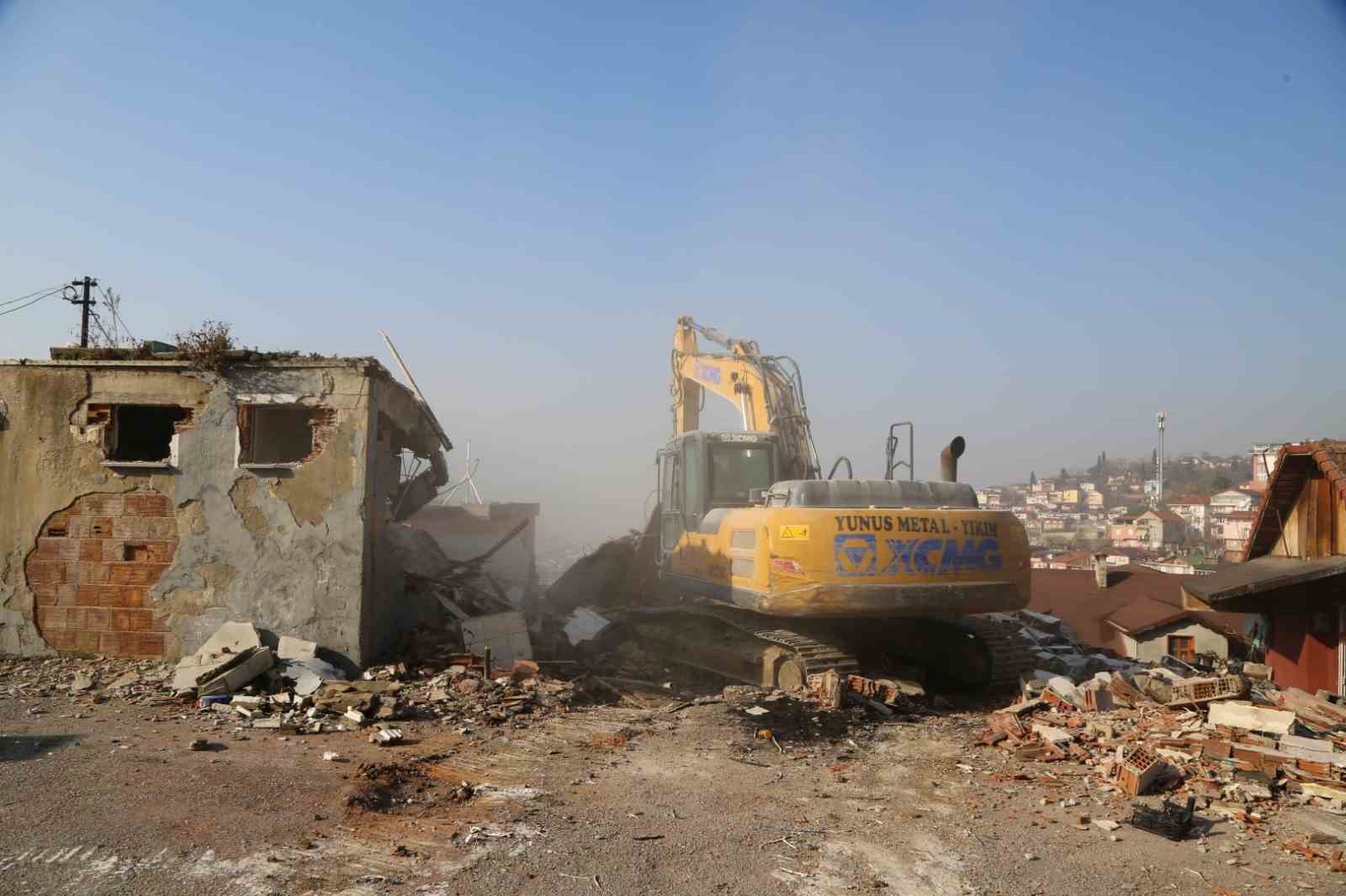 Cedit’te 7 bina daha yıkıldı