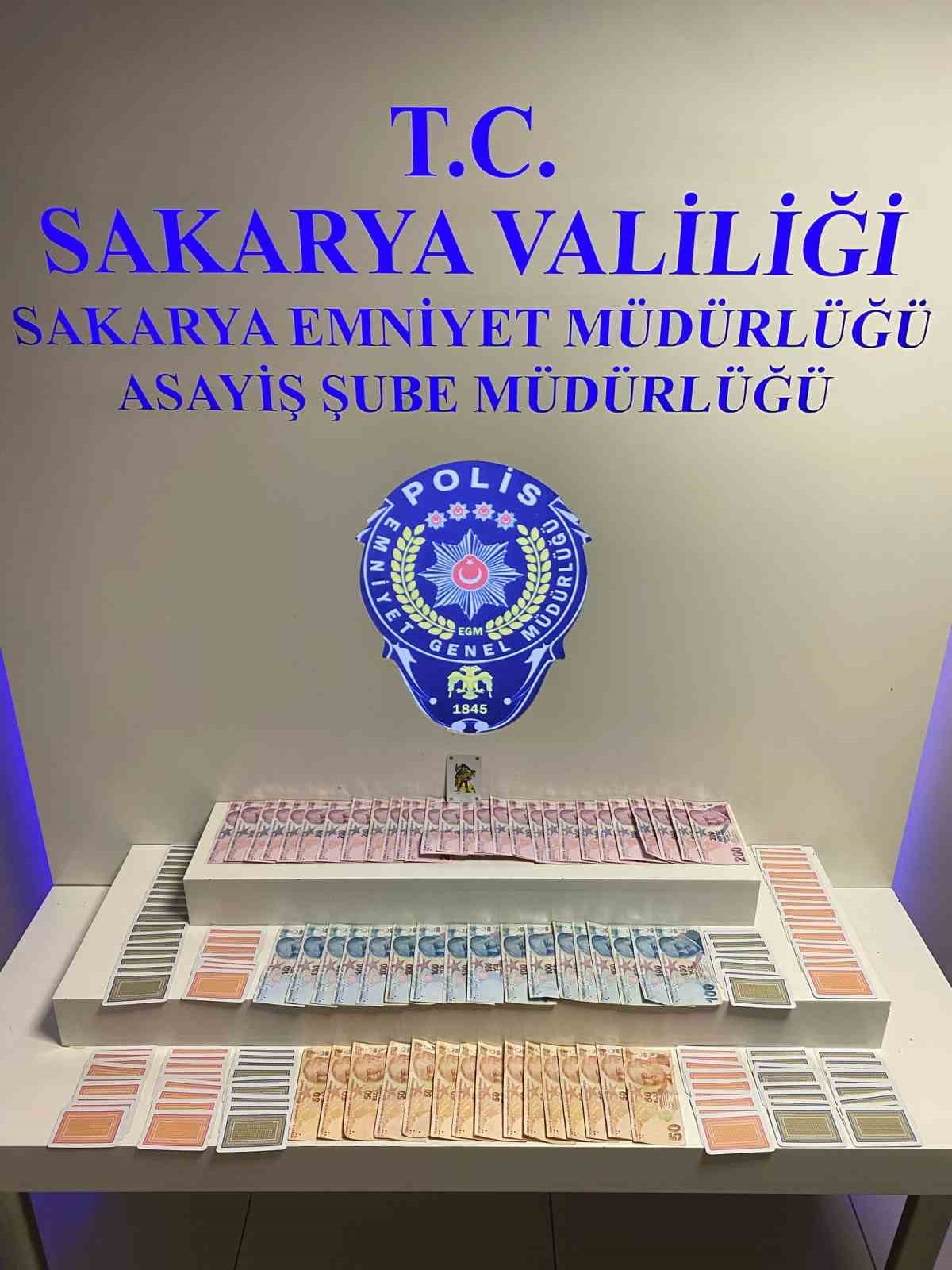 Sakarya&rsquo;da iki kahvehaneye kumar baskını: 9 kişi hakkında adli ve idari işlem başlatıldı
