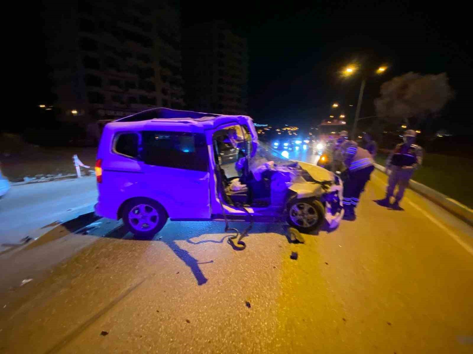 Tırla &ccedil;arpışan hafif ticari ara&ccedil;taki 2 kişi yaralandı
