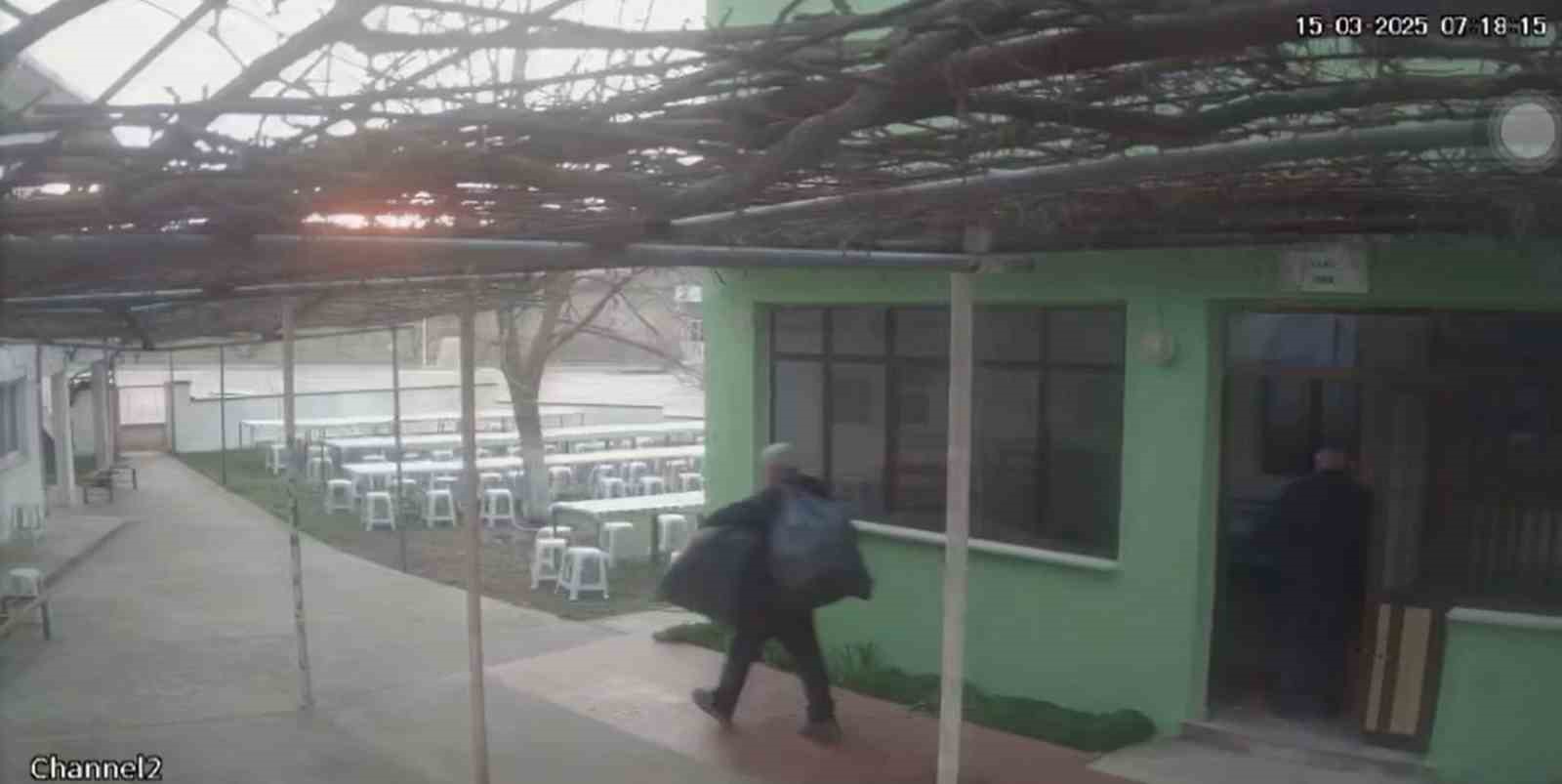 Çanakkale’de camiden 100 yıllık tarihi halıları sırtlayıp çalan şüpheli kameraya yansıdı